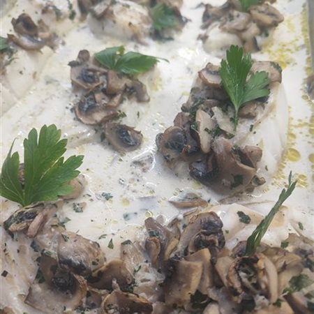 Dos de Cabillaud à la crème et champignons ( 1 portion 200gr) "Maison" 