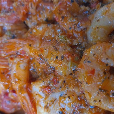 Tapas- Crevettes Tomates confites ail et persil (1 portion environ 100gr)